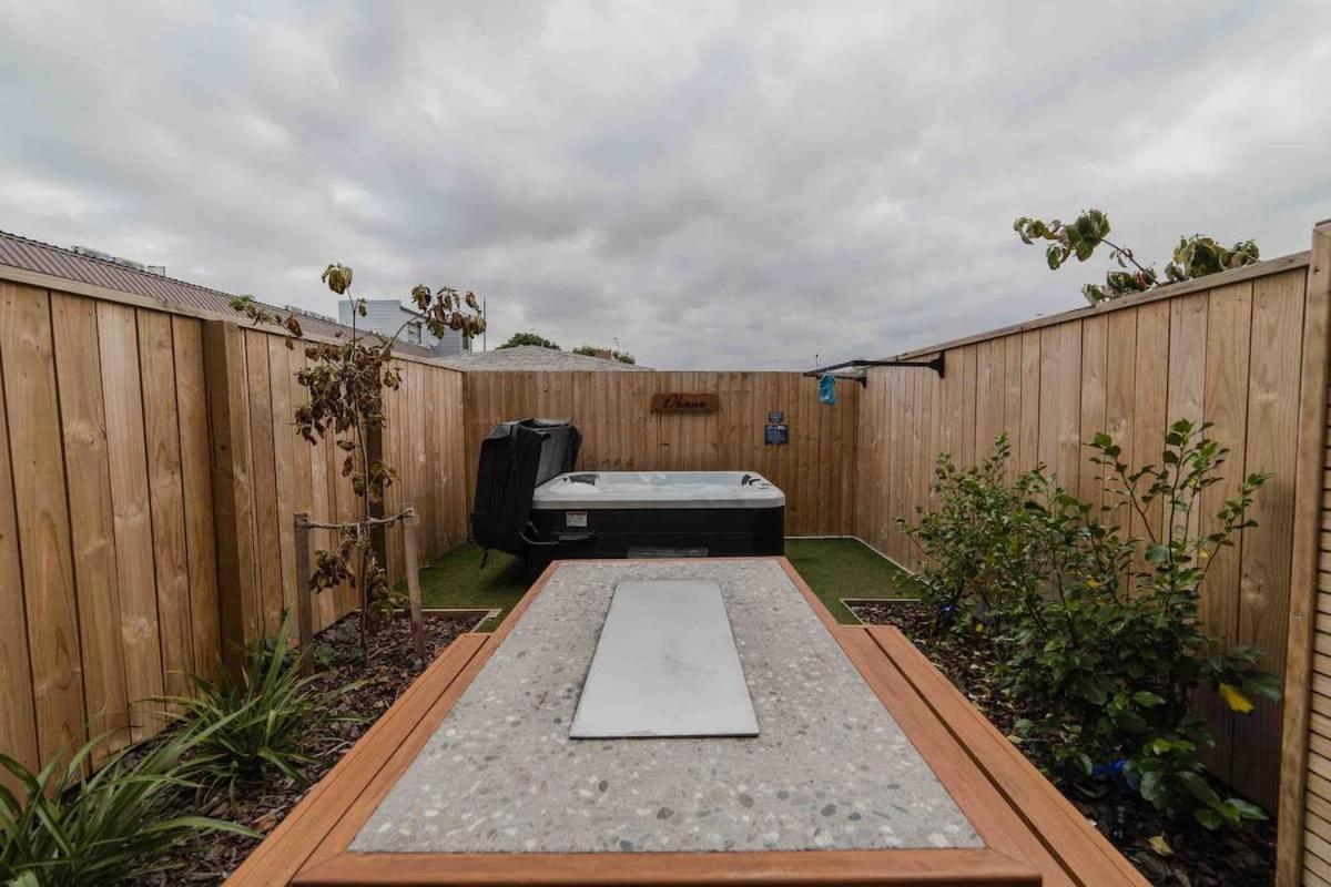 Stones Throw From The Stadium & Hot Tub Christchurch Bagian luar foto