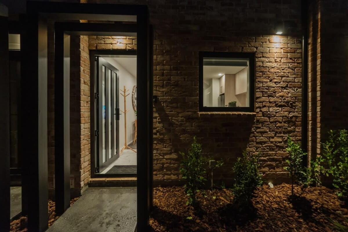 Stones Throw From The Stadium & Hot Tub Christchurch Bagian luar foto