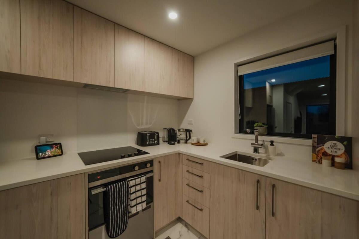 Stones Throw From The Stadium & Hot Tub Christchurch Bagian luar foto