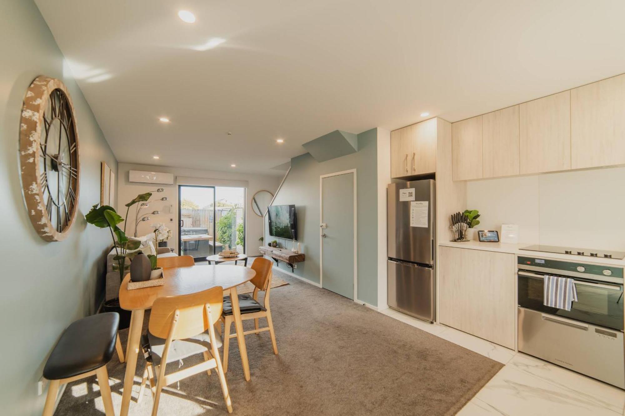 Stones Throw From The Stadium & Hot Tub Christchurch Bagian luar foto